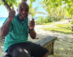 Steven Amos was sorting through rubbish collected from beaches when he stumbled on a glass bottle containing a hand-written letter.(Supplied: Conflict Islands Conservation Initiative)