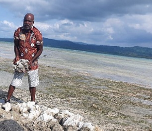Chief Maserei with clam shell. Credit - Hilaire Bule, www.dailypost.vu