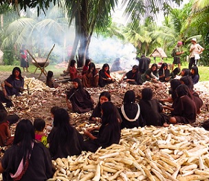 Ashaninka women peel manioc in their village of Apiwtxa in 2017. Image by Maria Fernanda Ribeiro.