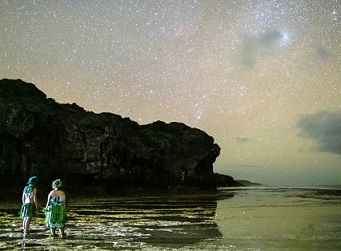 Photo by Mark Russell  Locals observe the night sky in Niue, the world’s first whole country to become a Dark Sky Place.