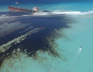 The stranded MV Wakashio leaking oil off the southeastern coast of Mauritius. Image courtesy of Greenpeace Africa.
