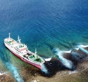 Shen Gang Shun 1 stuck on reef of Arutua. Credit - https://www.rnz.co.nz/