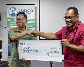 Chao Xiaoling, the Ambassador for the People's Republic of China to Samoa presents financial assistance to S.P.R.E.P.'s Director General, Leota Kosi Latu. (Photo: Aufai Areta Areta)