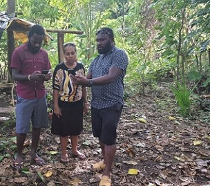 Live and Learn Vanuatu staff undergoing training with Serge Warakar, LLV field engagement expert in Teouma. Credit - Charles Hawka, www.dailypost.vu 
