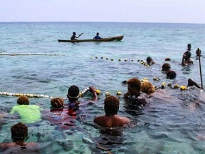 Men from Fumamato’o and nearby communities came together to fish when the open-and-close area was opened. Photo: WorldFish/Bira'au Wilson Saeni.