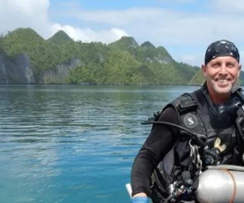 ERDMANN ABOUT TO GO ON A DIVE IN PALAWAN, PHIIPPINES (© CONSERVATION INTERNATIONAL/PHOTO BY MARK ERDMANN)