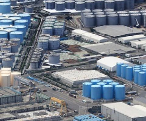 Thousands of storage tanks on the grounds of the Fukushima No. 1 nuclear power plant hold radiation-contaminated water. (Asahi Shimbun file photo)