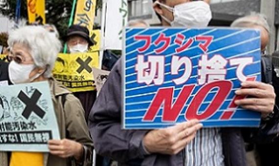 Demonstrators hold slogans during a protest outside the Japanese prime ministers office against the governments plan to release treated water from the Fukushima nuclear plant into the ocean, on April 13, 2021. Photo: Yuki Iwamura / AFP