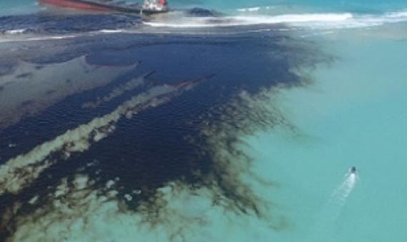 The stranded MV Wakashio leaking oil off the southeastern coast of Mauritius. Image courtesy of Greenpeace Africa.