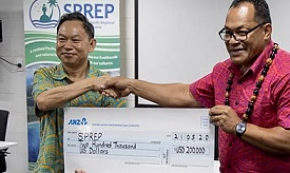 Chao Xiaoling, the Ambassador for the People's Republic of China to Samoa presents financial assistance to S.P.R.E.P.'s Director General, Leota Kosi Latu. (Photo: Aufai Areta Areta)