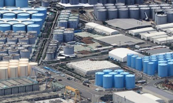 Thousands of storage tanks on the grounds of the Fukushima No. 1 nuclear power plant hold radiation-contaminated water. (Asahi Shimbun file photo)