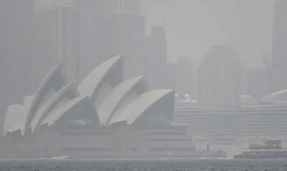 Bushfire smoke blanketed major cities in Australia and exacerbated respiratory illnesses. AAP Image/Steven Saphore